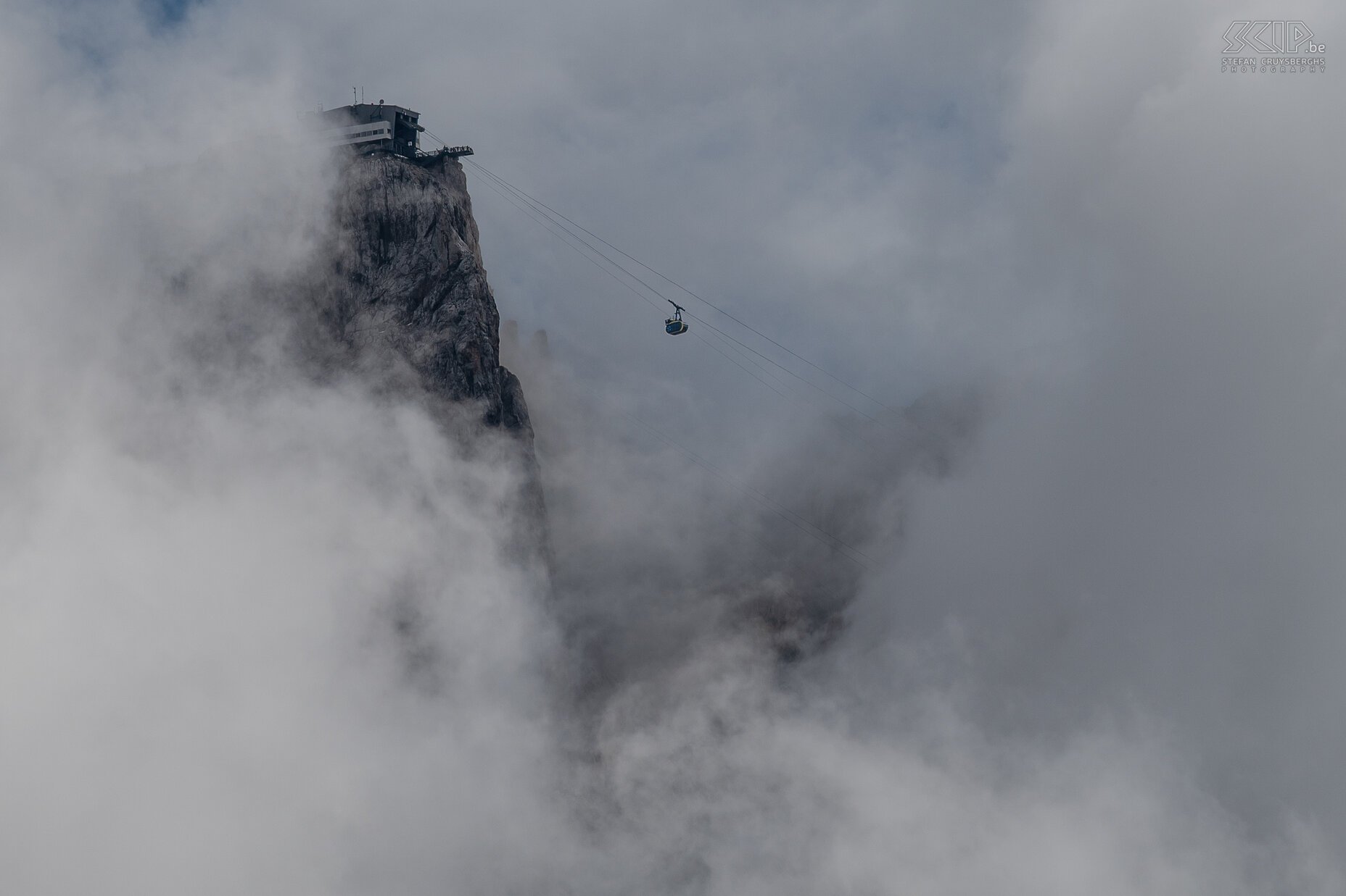 Bachalm - Dachstein gletsjer Tussen de wolken komt het eindstation en een gondel naar de Dachstein gletsjer in Oostenrijk tevoorschijn. De gletsjer ligt op 2700m hoogte en er kunnen 50 personen in zo'n gondel. Stefan Cruysberghs